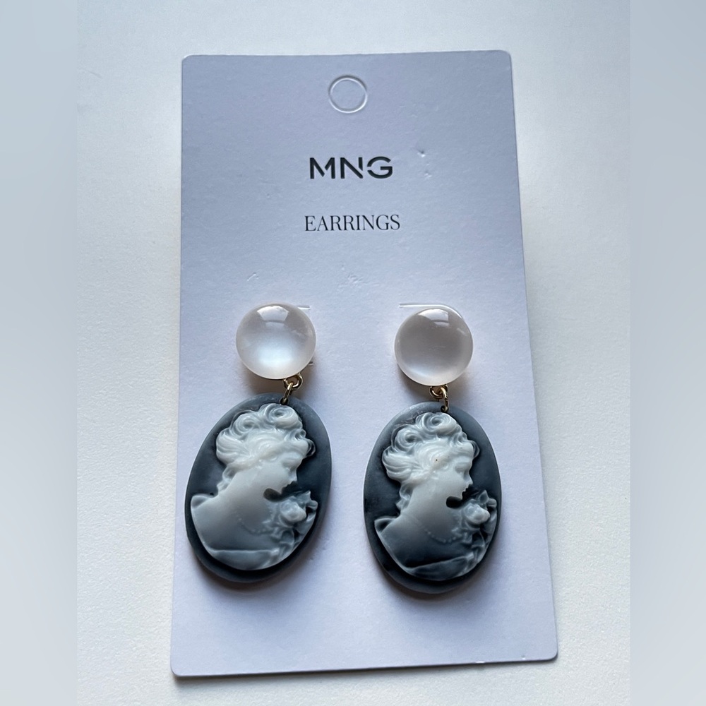 Mango Elegant Gray and White Cameo Earrings